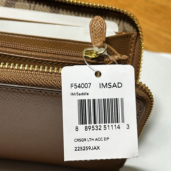 *NWT* COACH Accordion Zip Wallet - HTF color - Picture 3 of 15